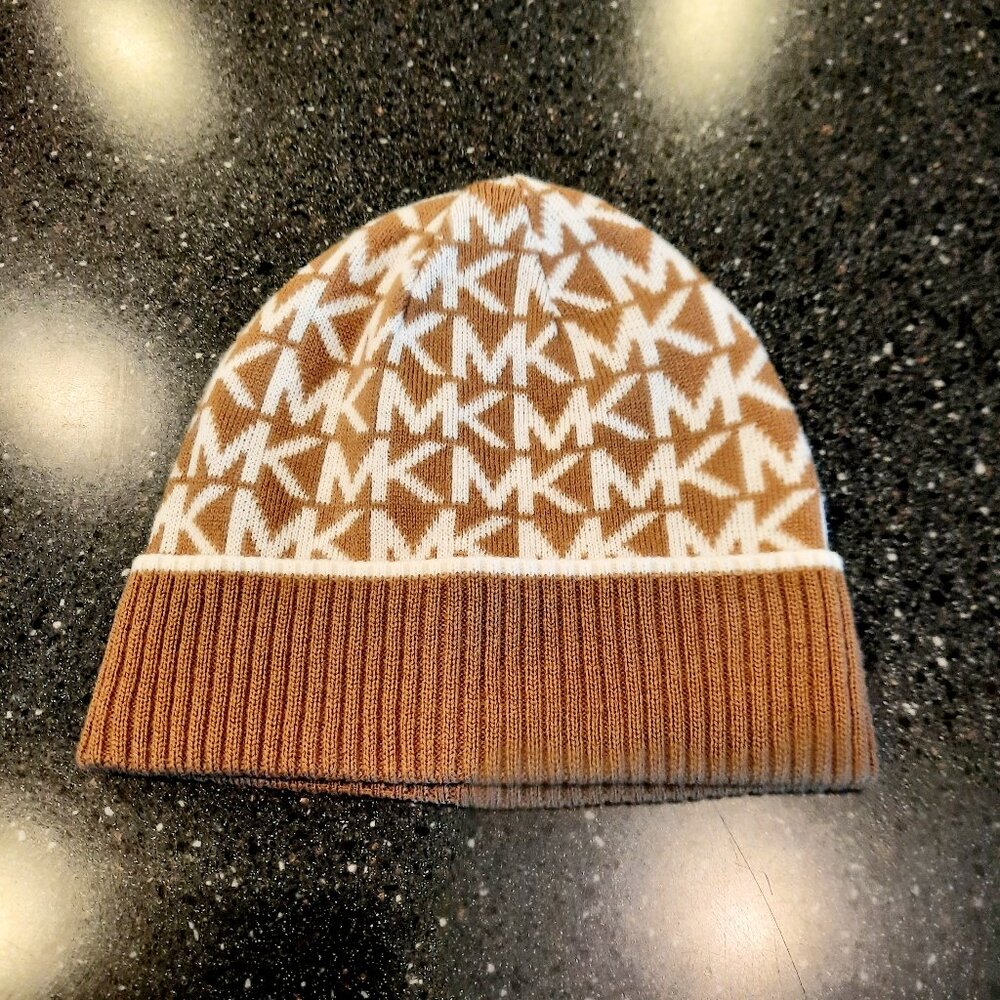 Like NEW Michael Kors Signature Logo Beanie in Camel